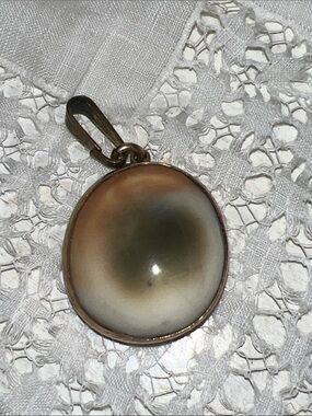 8.2g Heavy 14k gold Gomati Chakra shell pendant